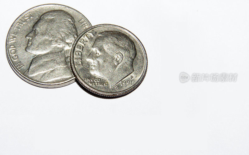 银币和镍币一起在白色的背景上。
在美国，一角硬币是一种10美分的硬币，而一枚镍币是一种由美国铸币局铸造的5美分硬币