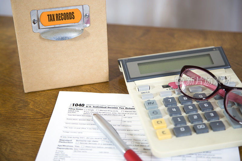LV美国年度IRS所得税表格。税收的准备工作。