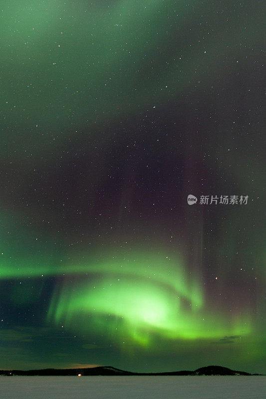 北极光，北极光，芬兰伊纳里湖的北极光