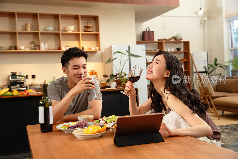 年轻夫妇在家吃饭视频