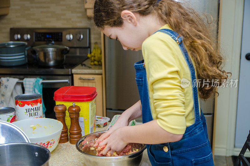 女孩把鸡蛋洋葱和生肉混在一起