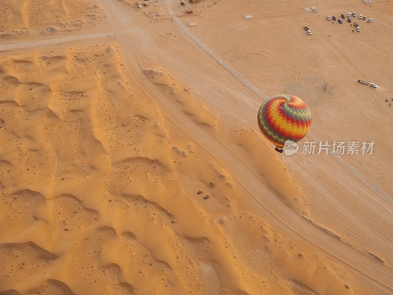 在沙漠上空乘坐热气球