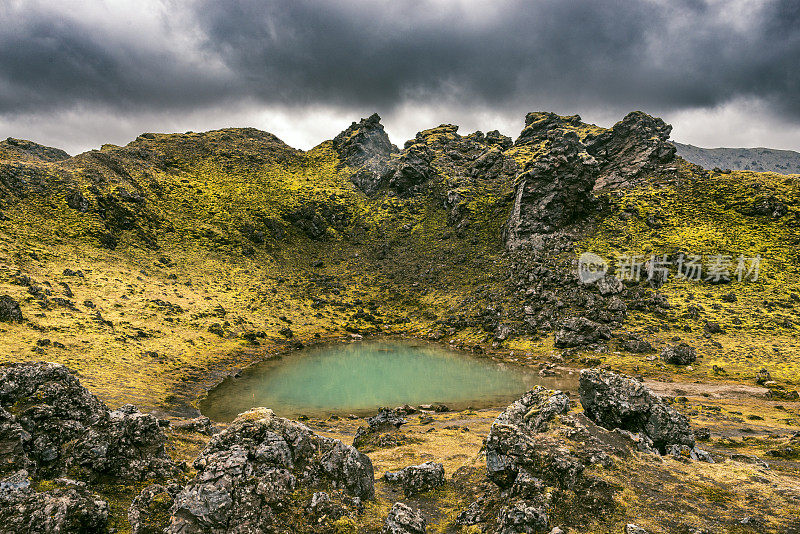 冰岛Landmannalaugar地区的一个坑里的小湖，周围是五颜六色的山