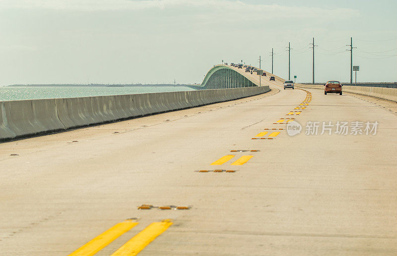 佛罗里达海外高速公路上的汽车交通。