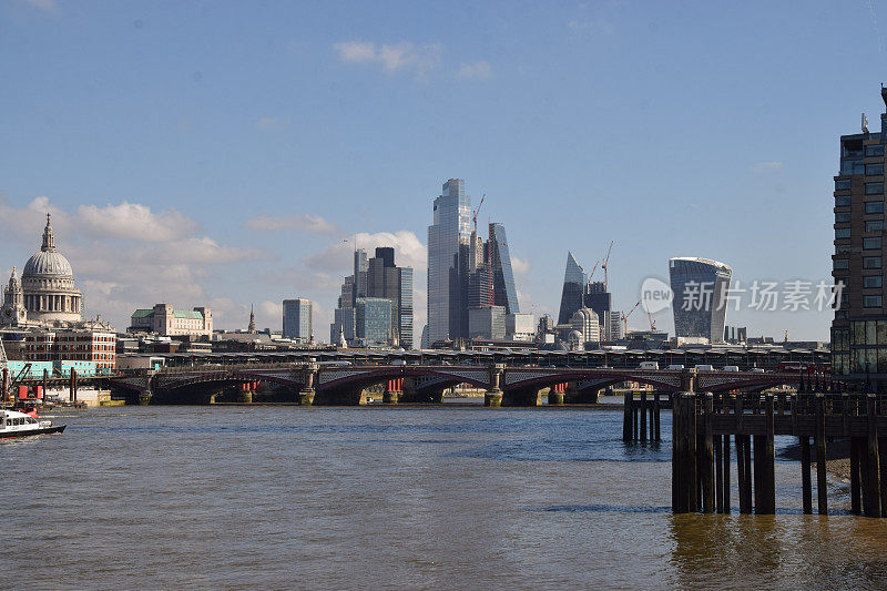 伦敦城市的天际线，泰晤士河和黑衣修士铁路桥全景，伦敦，英国