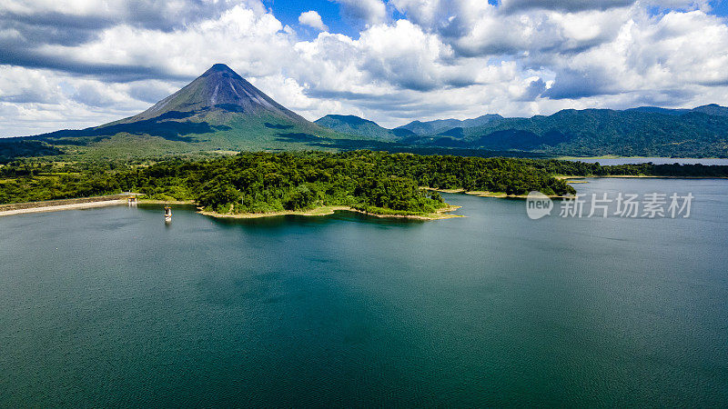 哥斯达黎加的雷纳尔火山和雷纳尔湖