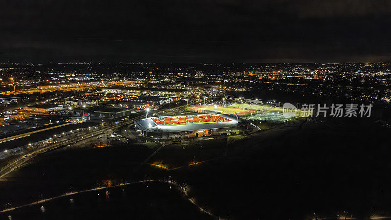 英国南约克郡的唐卡斯特流浪者体育场和湖畔体育中心的夜间鸟瞰图