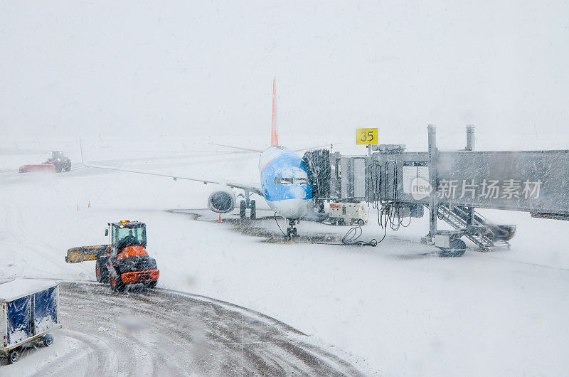 扫雪机在机场清除积雪