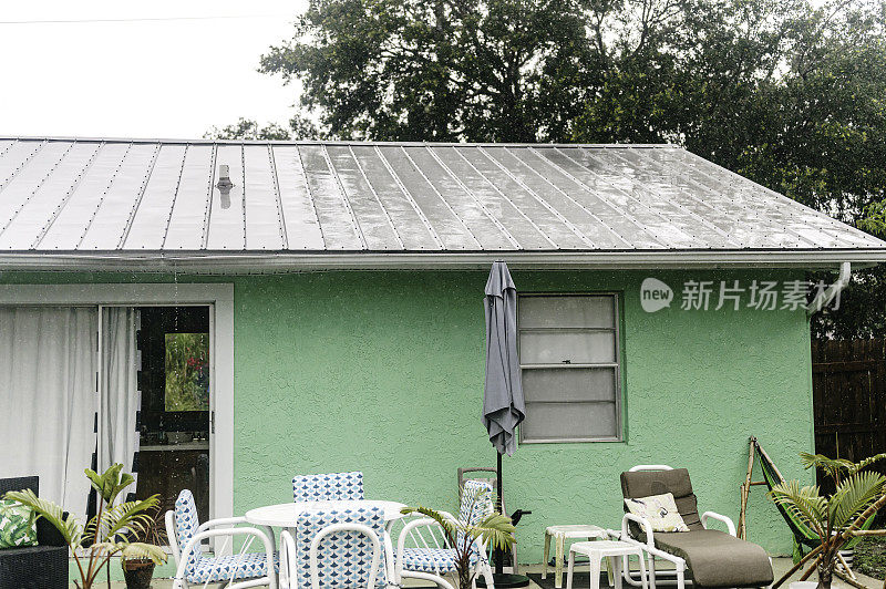 暴雨用排水沟袭击了一个家庭的屋顶，热带风暴