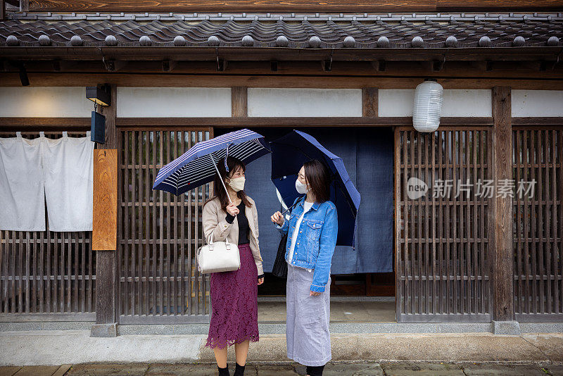 在传统的日本村庄里，女性朋友们互相看着对方