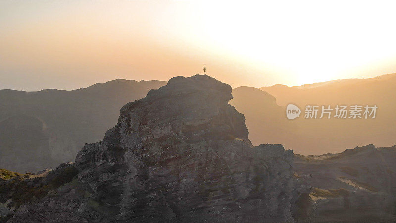 登山客在山顶放松的鸟瞰图