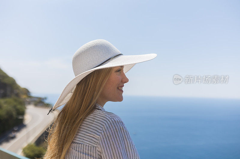 年轻女子在海滨风景放松