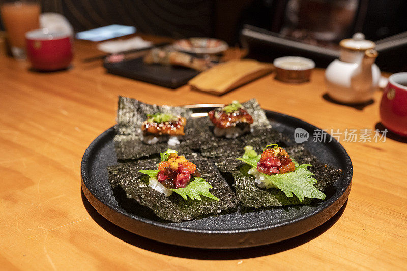 日本餐厅的鳗鱼和鲑鱼卷