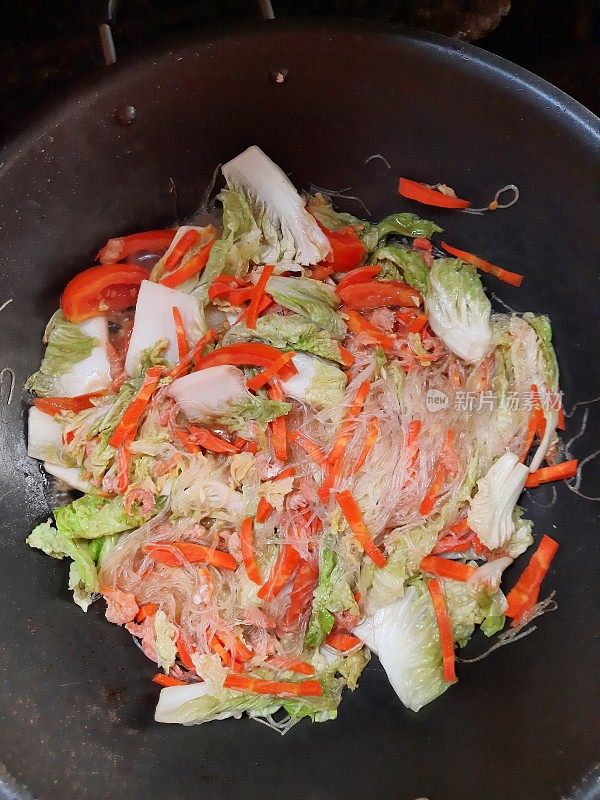 烹饪:白菜胡萝卜炒米粉。