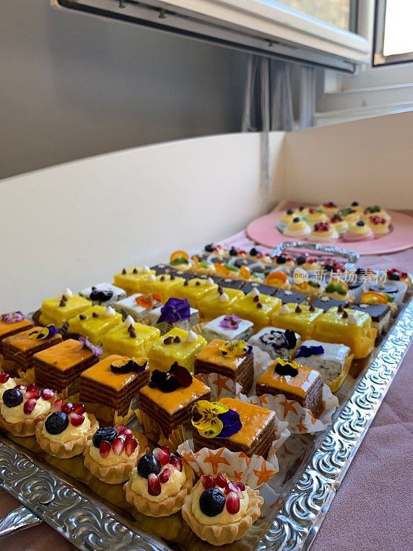 在一家大饭店里，香甜可口的小甜饼、纸杯蛋糕和松饼被摆在宴会桌上。
