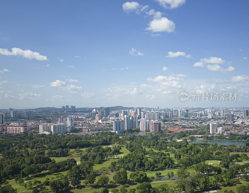 无人机视角的城市与树木区域在白天