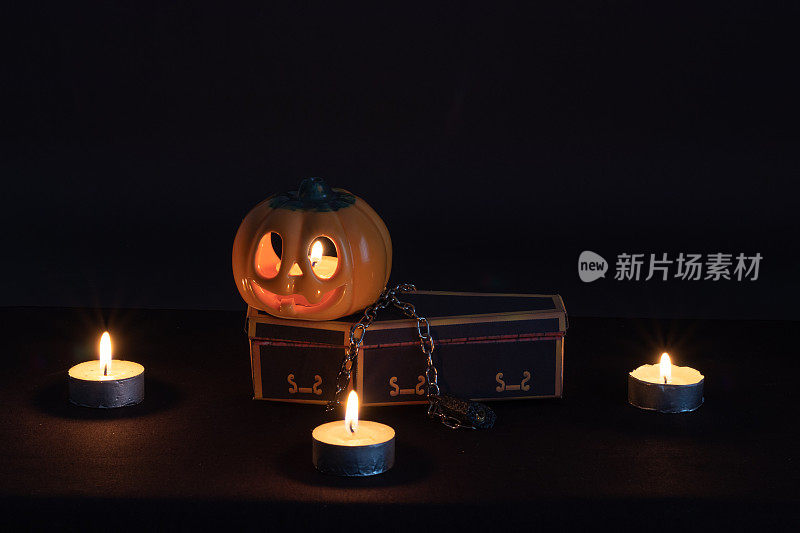 黑暗中，杰克灯笼挂在吸血鬼的棺材上。。