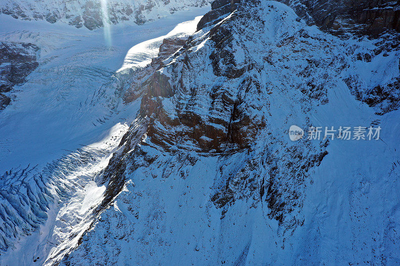 瑞士阿尔卑斯山迎来初雪