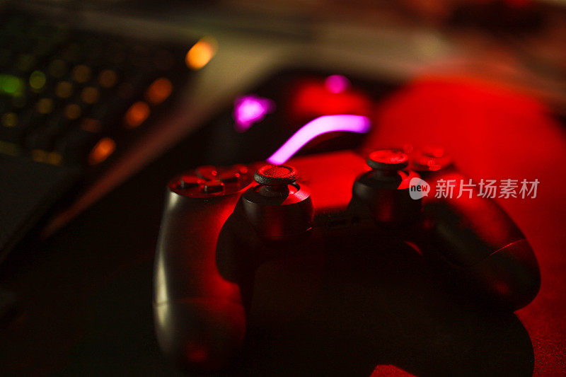 玩家手持游戏手柄，控制器或视频游戏操纵杆。特写，游戏概念