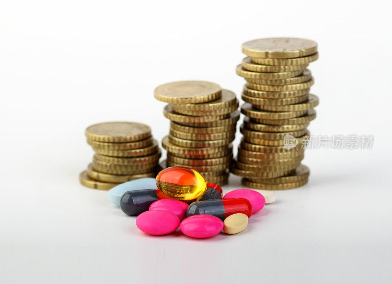 一堆硬币和药丸。医疗费用上升的概念