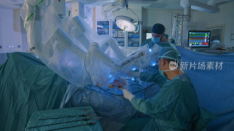 外科医生在医院用医疗机器人进行腹腔镜手术