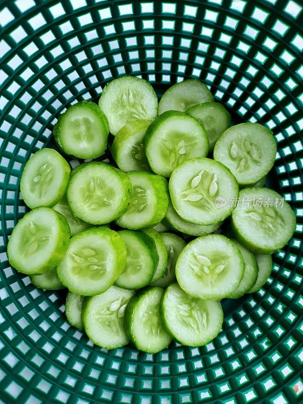 切黄瓜在深绿色篮子食品准备。