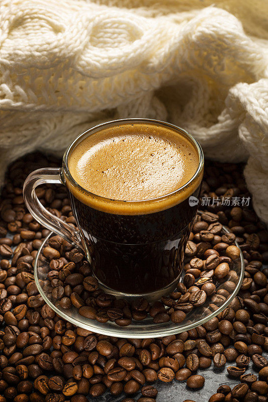 一杯咖啡与咖啡豆在乡村的背景