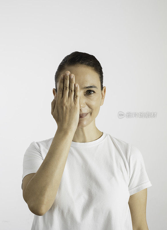 女人用手遮住一只眼睛