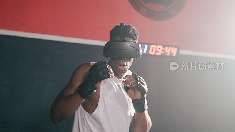 非洲男子在拳击比赛中戴着虚拟现实头盔。