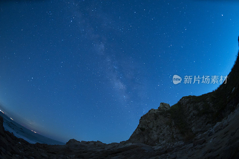 夜晚海滨岩石星空