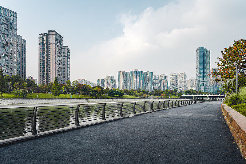 《晴天里的成都市》