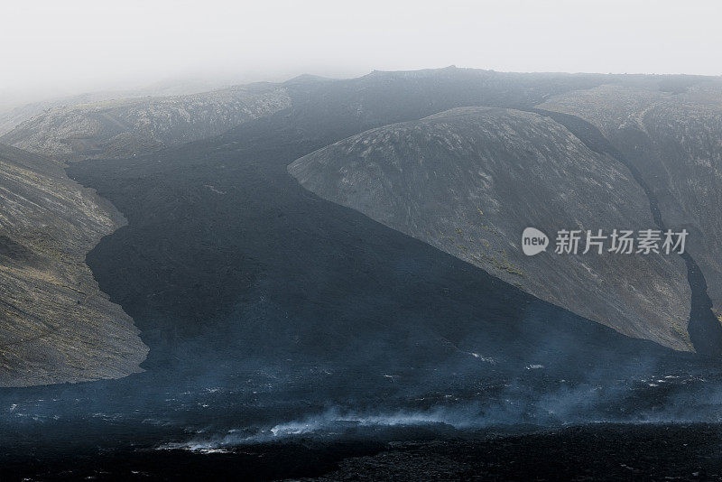 鸟瞰2022年Meradalir火山爆发后仍然很热的黑色熔岩岩石-冰岛