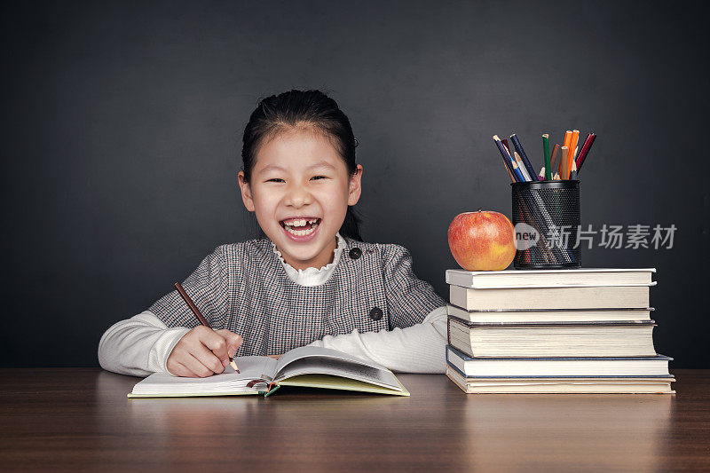 亚裔学生在黑板前欢呼