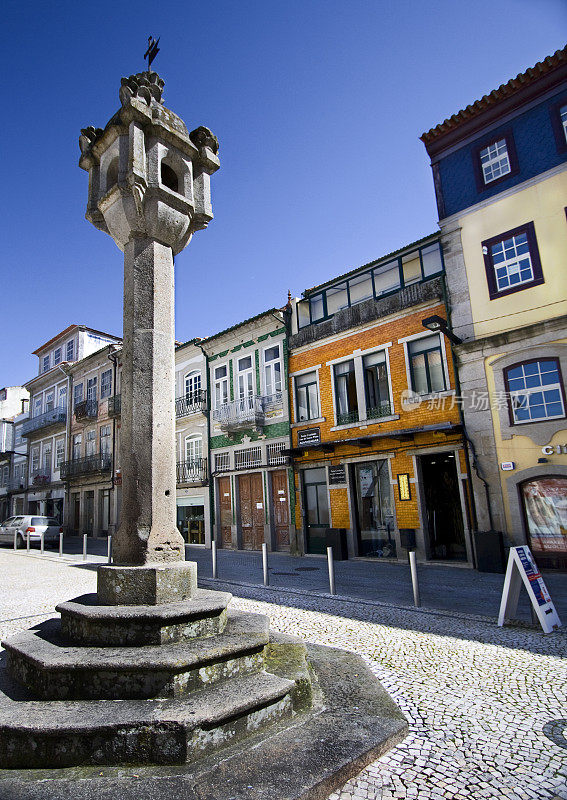 一排多色的传统房屋。维拉雷亚尔，葡萄牙。
