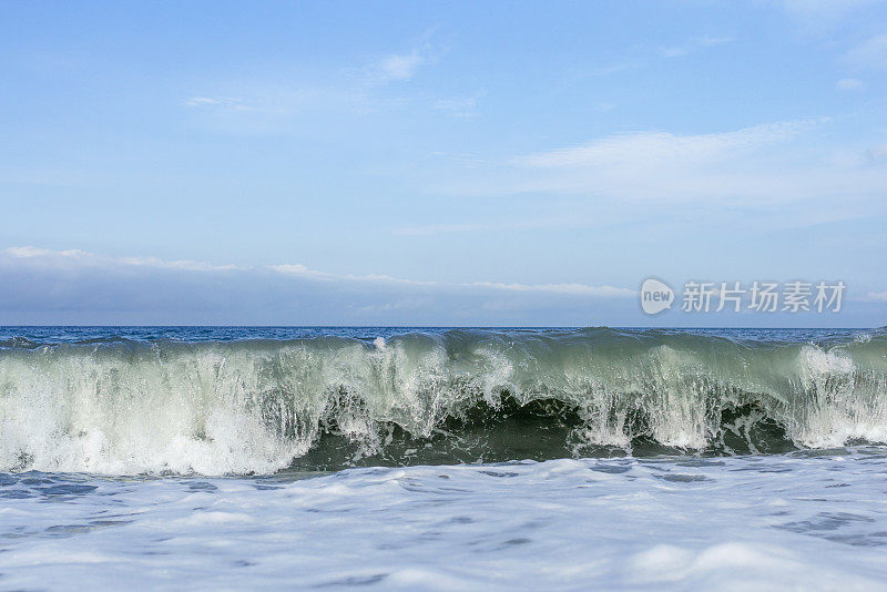 清晨海滩上的惊涛骇浪