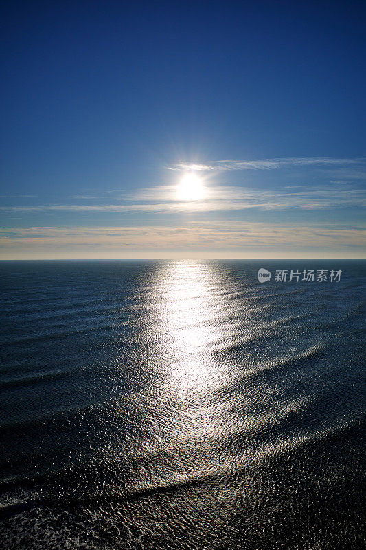 太阳在蔚蓝的海面上