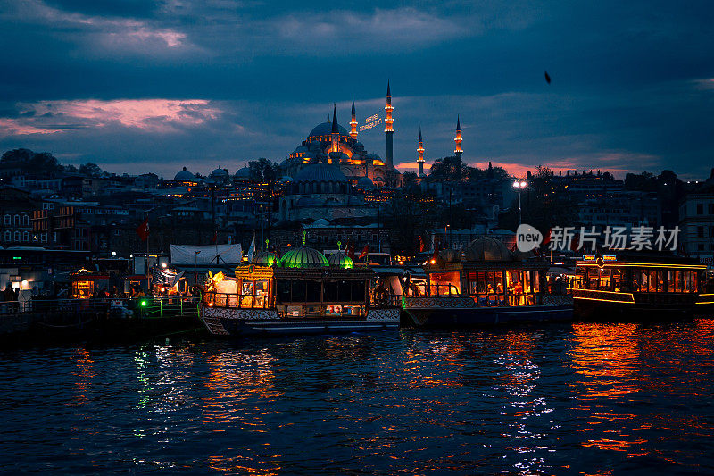 伊斯坦布尔，耶尼·卡米清真寺的夜景
