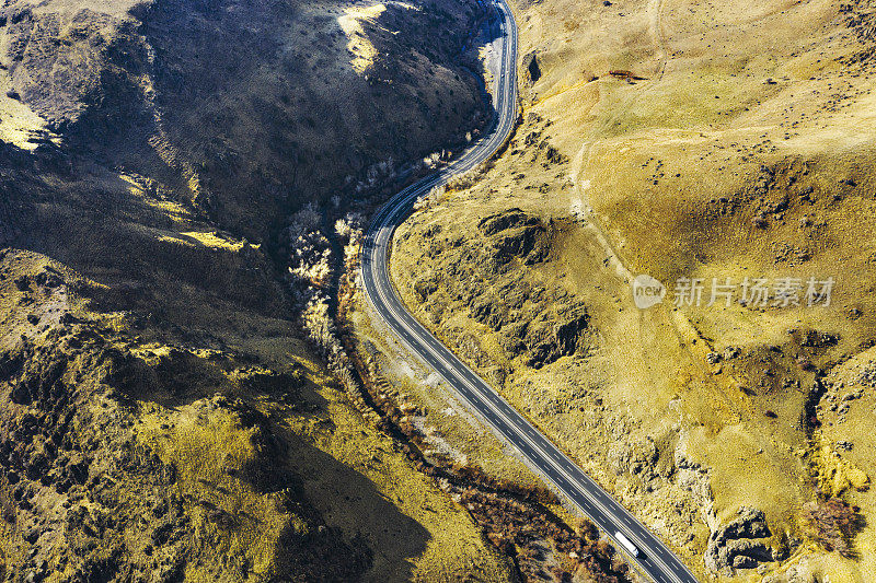 山区道路的无人机图像