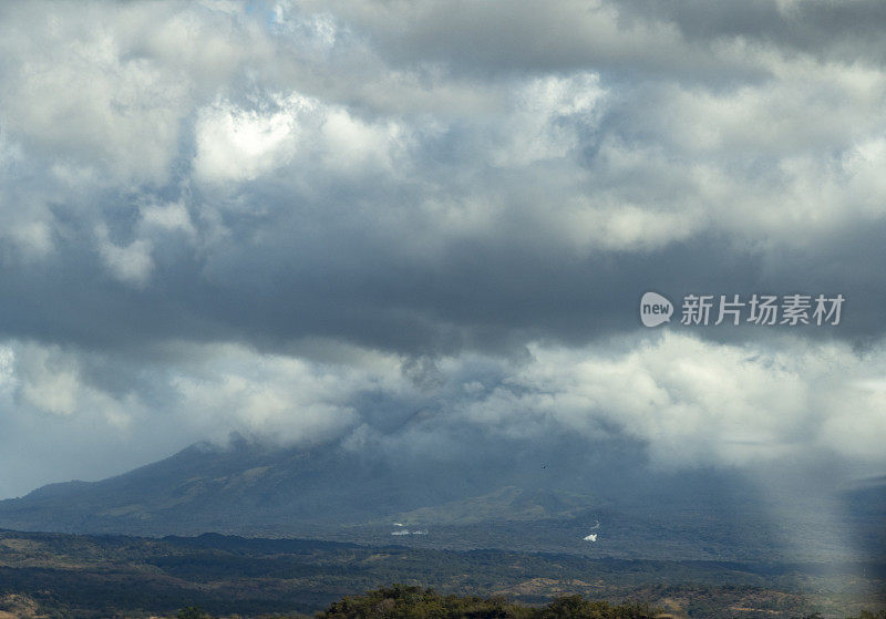 哥斯达黎加特内里奥国家公园火山上空的云。