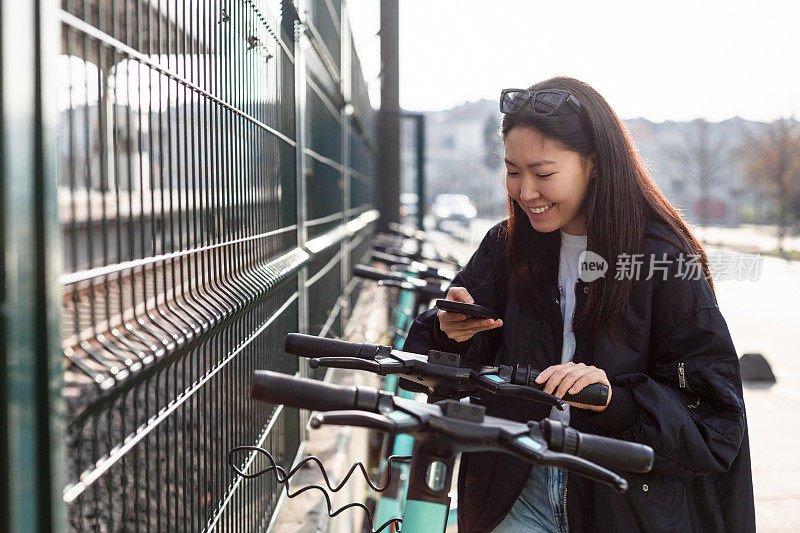 一名女子激活智能拼车电动滑板车