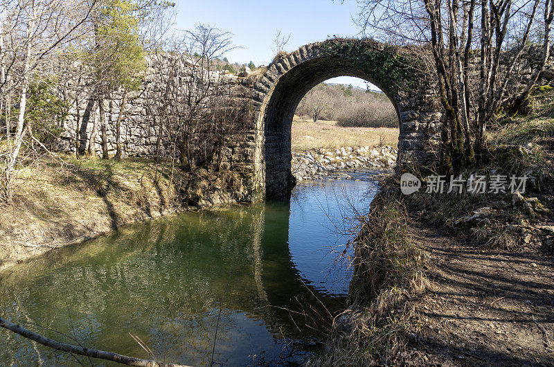 克罗地亚伊斯特拉的德拉加河和拿破仑桥的美丽景色