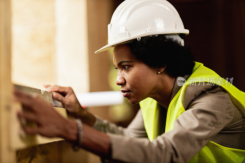 黑人女建筑师在建筑工地检查