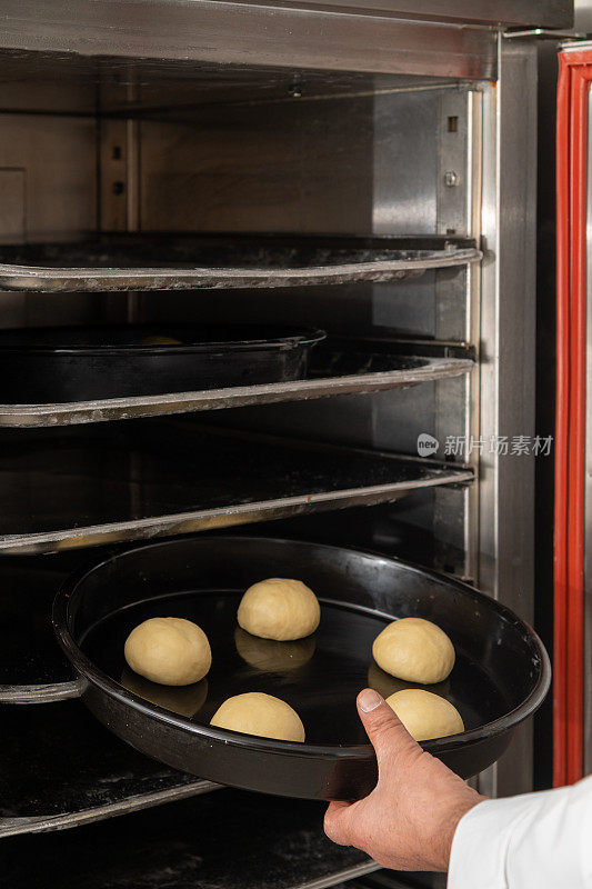厨师用专业的发酵机制作汉堡面包