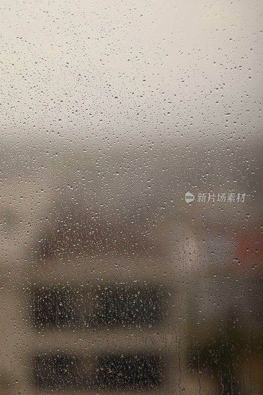 雨水打在外面的窗户玻璃上