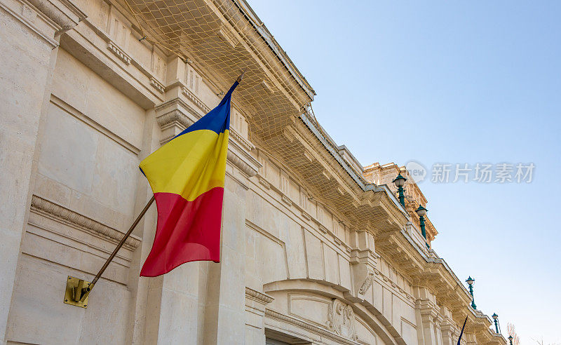 布加勒斯特议会大厦的罗马尼亚国旗