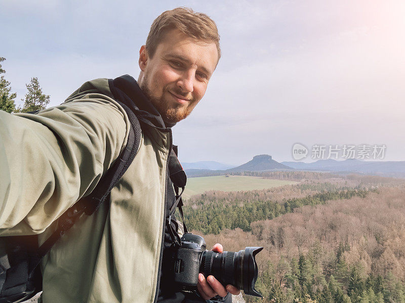 男性肖像的白人男子在户外享受在山上的观点。真实人物的生活方式摄影。人们有背包和放松的天性。摄影师在美丽的风景中自拍