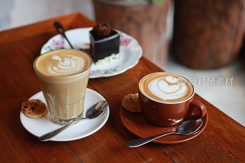 甜点巧克力蛋糕和两杯咖啡放在桌上