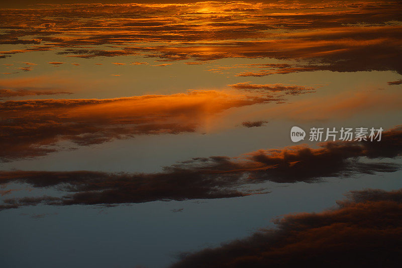 日落天空中的彩云