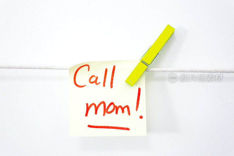墙上的便利贴提醒:打电话给妈妈!