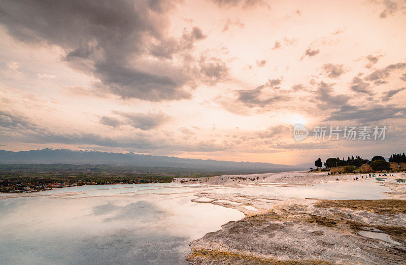 日落时分，丹尼兹利，Pamukkale的石灰华池和希拉波利斯的美丽风景